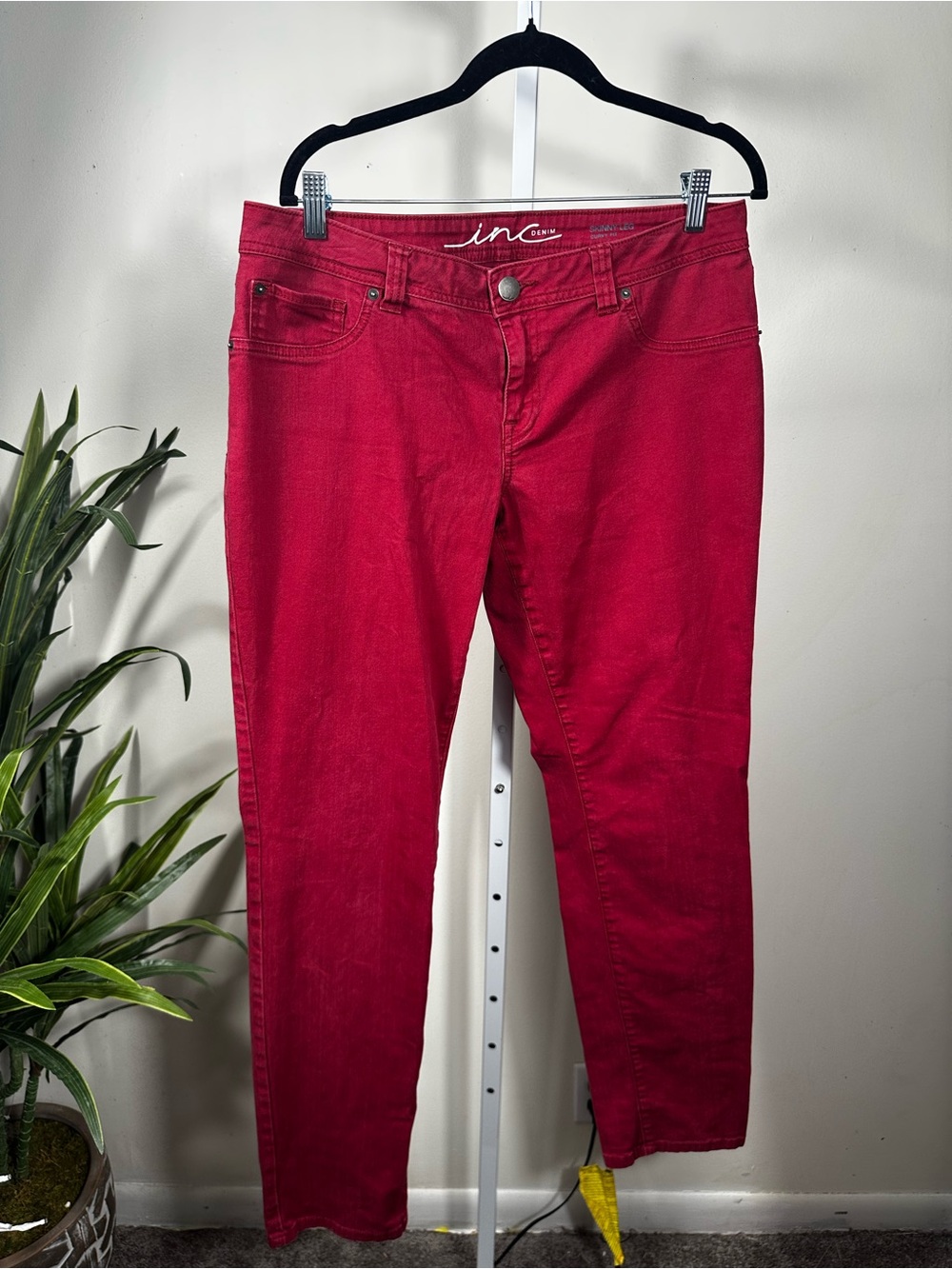 J186. INC Denim Red Skinny Jeans Women’s 12 Curvy Fit Stretch Y2K Bright Cherry